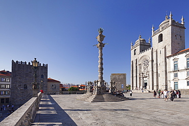 Pelourinho Column, Se Cathedral, Porto (Oporto), Portugal, Europe