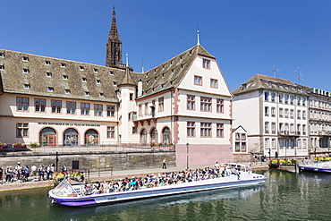 Excursion boat on River Ill, Historical Museum and Cathedral, Strasbourg, Alsace, France, Europe