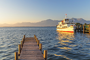 Excursion boat on a jetty at sunrise, Gstadt am Chiemsee, Lake Chiemsee, Upper Bavaria, Germany, Europe