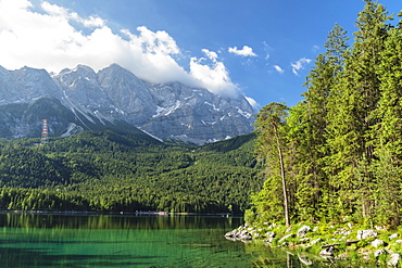 Lake Eibsee against Mount Zugspitze, 2962m, and Wetterstein Mountain Range, Grainau, Werdenfelser Land, Upper Bavaria, Germany, Europe