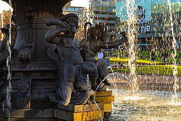 Fountain at Schlossplatz Square in autumn, Stuttgart, Baden-Wurttemberg, Germany, Europe