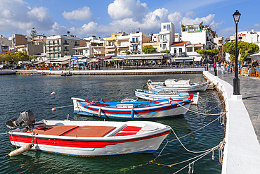 Fishing boats at the promenade of Voulismeni Lake, Agios Nikolaos, Lasithi, Crete, Greek Islands, Greece, Europe