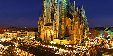 Christmas market in front of the Cathedral on Munsterplatz, Ulm, Baden-Wurttemberg, Germany, Europe