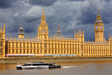 Excursion boat on River Thames at Houses of Parliament, London, England