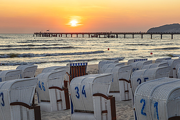 Blick vom Strand zur Seebrücke, Binz, Insel Rügen, Mecklenburg-Vorpommern, Deutschland