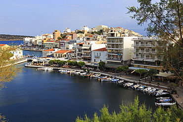 Voulismeni Lake, pedestrianised lakeside lined with fishing boats, cafes and restaurants, Agios Nikolaos, Lasithi, Crete, Greek Islands, Greece, Europe