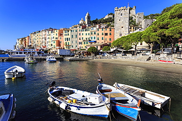 Portovenere (Porto Venere), UNESCO World Heritage Site, colourful harbourfront houses, boats and castle, Ligurian Riviera, Liguria, Italy, Europe