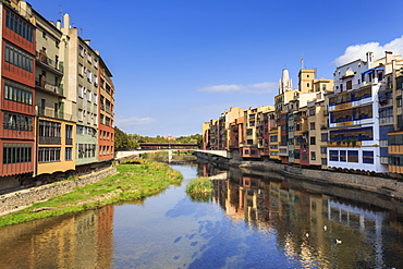 Distinctive historic colourful arcaded houses and Onyar River, Girona, Girona Province, Catalonia, Spain, Europe