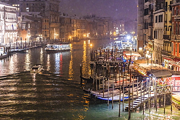 Grand Canal from Rialto Bridge during rare snowfall on a winter evening, Venice, UNESCO World Heritage Site, Veneto, Italy, Europe