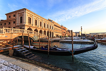 Gondola, Ponte Della Paglia and Riva Degli Schiavoni at sunrise after snow, Venice, UNESCO World Heritage Site, Veneto, Italy, Europe