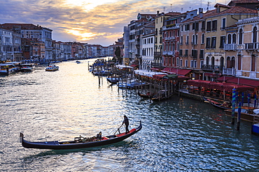 Gondola on the Grand Canal at sunset in winter, from Rialto Bridge, Venice, UNESCO World Heritage Site, Veneto, Italy, Europe