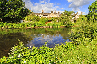 River Wye in spring, Bakewell, Historic Market Town, home of Bakewell Pudding, Peak District National Park, Derbyshire, England, United Kingdom, Europe