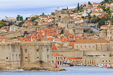 Old Town, ringed by defensive City Walls and Forts, from the sea, Dubrovnik, UNESCO World Heritage Site, Dalmatia, Croatia, Europe