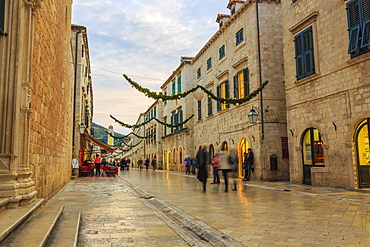 Stradun (Placa), pedestrian promenade, after sunset, evening blue hour, Old Town, Dubrovnik, UNESCO World Heritage Site, Croatia, Europe