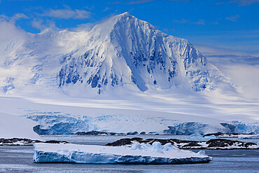 Misty Mount William, glaciers and icebergs, sunny weather, Anvers Island, from Bismarck Strait, Antarctic Peninsula, Antarctica, Polar Regions