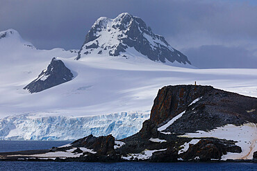 Half Moon Island, Livingston Island mountain and glacier backdrop, South Shetland Islands, Antarctica, Polar Regions