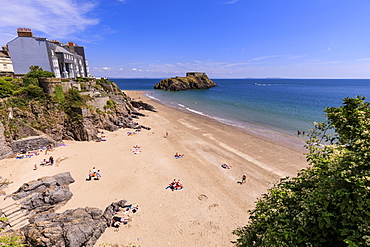 Castle Beach and St. Catherine's Island, on a sunny day in summer, Tenby, Pembrokeshire, Wales, United Kingdom, Europe