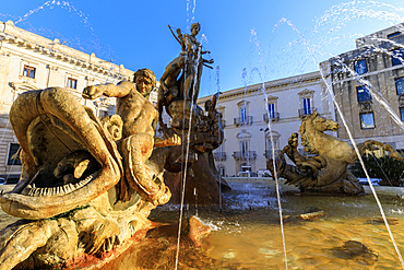 Fountain of Artemis, Piazza Archimede, Ortigia (Ortygia), Syracuse (Siracusa), UNESCO World Heritage Site, Sicily, Italy, Mediterranean, Europe