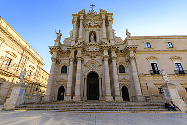 Cathedral facade, early morning, Piazza Duomo, Ortigia (Ortygia), Syracuse (Siracusa), UNESCO World Heritage Site, Sicily, Italy, Mediterranean, Europe