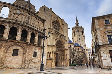 Cathedral and Miguelete bell tower, Plaza de la Virgen, autumn (fall), Valencia, Spain, Europe