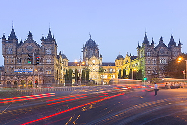 Evening rush hour at the British Raj era Chhatrapati Shivaji Terminus (Victoria Terminus), UNESCO World Heritage Site, Mumbai, Maharashtra, India, Asia