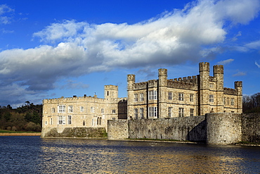 View across the lake to the castle, former home of Catherine of Aragon, first wife of Henry VIII, Leeds Castle, Kent, England, United Kingdom, Europe