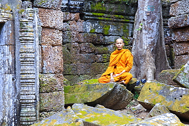 Buddhist monk sitting in a ruined temple in Angkor, UNESCO World Heritage Site, Siem Reap, Cambodia, Indochina, Southeast Asia, Asia