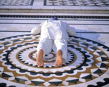 Man worshiping at Golden Temple, Harmandir Sahib, Punjab, India