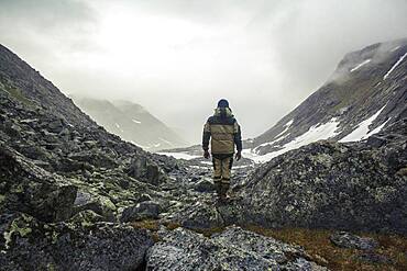 Mari hiker admiring mountain valley