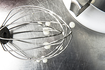 Droplets under wire whisk