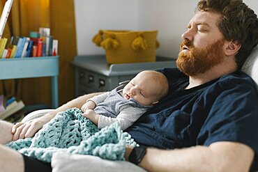 Father sleeping with newborn son (0-1 months)