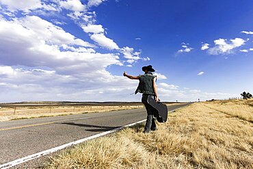 Usa, New Mexico, Hitchhiker on desert road