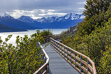 Argentina, Santa Cruz, El Calafate, Empty walkway at Perito Moreno Glacier