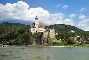 Danube river and Schloss Schonbuhel, Austria