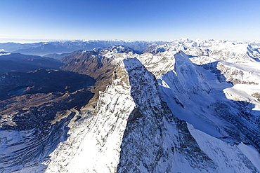 The unique shape of the Matterhorn sorrounded by its mountain range covered in snow, Swiss Canton of Valais, Swiss Alps, Switzerland, Europe