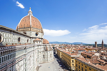 The ancient Duomo di Firenze built with polychrome marble panels and Brunelleschi's Dome, Florence, UNESCO World Heritage Site, Tuscany, Italy, Europe