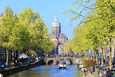 The Old Church (Oude Kerk) framed by boats and bridges in a canal of the river Amstel, Amsterdam, Holland (The Netherlands), Europe