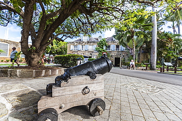 Small cannon in the courtyard in front of James Fort, built by the King of England to control the Caribbean, St. Johns, Antigua, Leeward Islands, West Indies, Caribbean, Central America