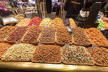 Nuts and dried fruit, La Boqueria Market, Ciudad Vieja, Barcelona, Catalonia, Spain, Europe