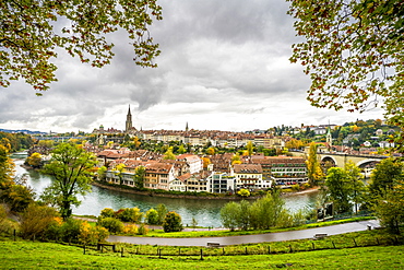 Aare River with Munster Cathedral and city centre in background, Bern, Canton Bern, Switzerland, Europe