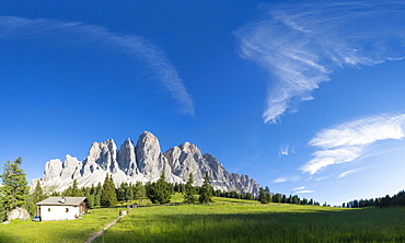 Panoramic of the Odle peaks and green meadows of Glatsch Alm in summer, Val di Funes, South Tyrol, Dolomites, Italy, Europe