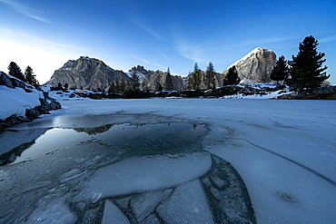 Dusk lights over the frozen lake Limides with Lagazuoi and Tofana di Rozes on background, Dolomites, Veneto, Italy, Europe