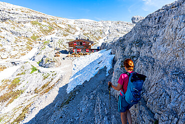 Woman enjoying the hike towards rifugio Pian di Cengia (Buellelejoch) hut in summer, Sesto Dolomites, South Tyrol, Italy, Europe