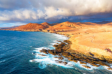 Dirt road crossing the desert down to Playa de la Solapa beach, Atlantic Ocean, Pajara, Fuerteventura, Canary Islands, Spain, Atlantic, Europe