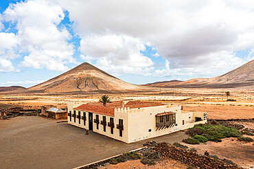 Casa de los Coroneles (House of Colonels) surrounded by volcanic mountains, La Oliva, Fuerteventura, Canary Islands, Spain, Atlantic, Europe