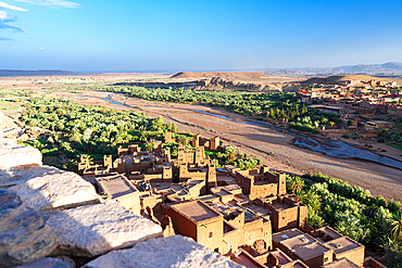 High angle view of Ait Ben Haddou, UNESCO World Heritage Site, in the desert landscape at feet of Atlas Mountains, Ouarzazate province, Morocco, North Africa, Africa