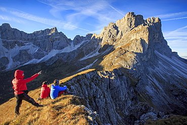 Hikers admire the rocky peaks Furcella De Furci, Odle, Funes Valley, South Tyrol, Dolomites, Trentino-Alto Adige, Italy, Europe