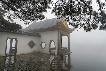 Fog, Mount Lu (Lushan), UNESCO World Heritage Site, Jiujiang, Jiangxi, China, Asia