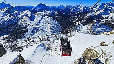 Gondola at Mount Lagazuoi, Mount Lagazuoi, Ampezzo Dolomites Natural Park, UNESCO World Heritage Site, Veneto, Dolomites, Italy, Europe