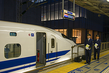 Train personnel of the Shinkanzen bullet train waiting in the train station, Tokyo, Honshu, Japan, Asia